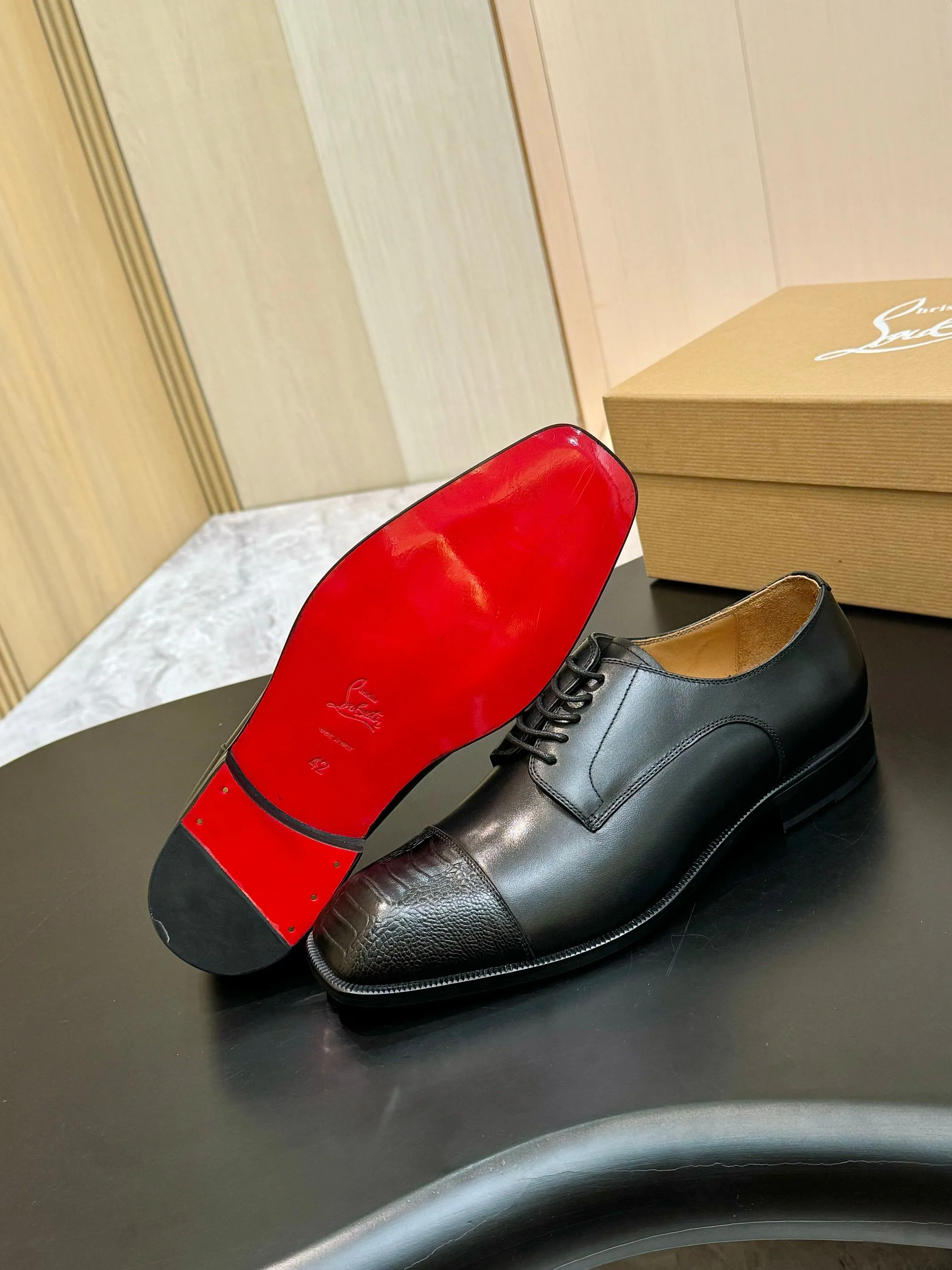 [CL red sole shoes] Top P: 1020💰 Size 39-44 (⚠️38.45.46.47 custom-made, non-returnable and non-exchangeable) 🆑High-end men's business formal leather shoes, original authentic top quality goods ••✅💯 Top original order purchasing agent! Original imported patterned cowhide ➕Imported cowhide lining ➕Cowhide feet ➕Original leather outsole~🉑️Feel free to compare the authentic ones!